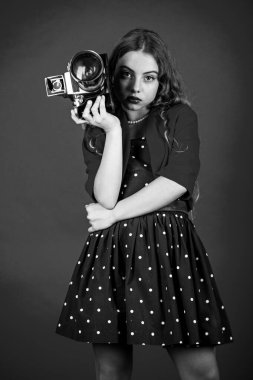 Kullanım ayarlarını öğren. Fotoğrafçılar için kurslar. Gazeteciler ve gazeteciler için eğitim. Fotoğrafları düzenliyorum. Elle ayarlar. Profesyonel kamera. Retro kameralı kız. Çekim anları. Kameram.