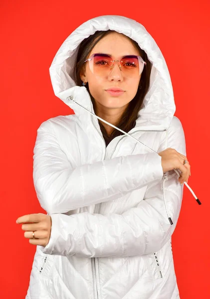 Gafas de color rosa. Mantén la calma y usa gafas frías. Linda chica bonita chaqueta de la capucha fondo rojo. La moda tiene que reflejar quién eres. La mujer disfruta del clima primaveral. Mujer modelo de moda. Traje de moda — Foto de Stock