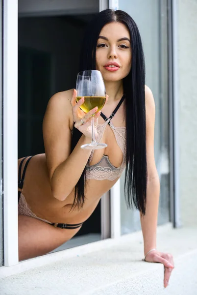 Tentación. chica sexy con copa de vino. Mujer caliente en ropa interior de encaje. lencería de encaje sexy. Mujer modelo seductora disfrutar del vino. Chica Seminude con alcohol. cuerpo de una mujer en lencería sexy con copa de vino —  Fotos de Stock