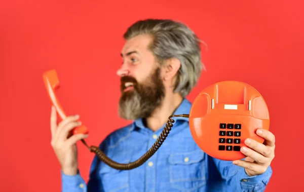 Οι διαφημίσεις ήταν δελεαστικές. παλιά συσκευή επικοινωνίας. Επιχειρηματίας μιλάει στο παλιό τηλέφωνο στο γραφείο του. Ευκίνητη δουλειά. Παλιό σταθερό τηλέφωνο. Γεια σου 80. Άντρας με μουστάκι κρατώντας vintage τηλέφωνο — Φωτογραφία Αρχείου