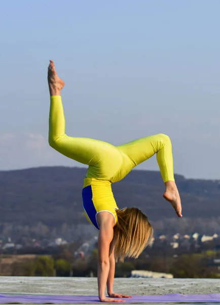 Ochtendtraining. Oekraïense nationale turnster. Acrobatiek en gymnastiek. girl yoga stretching outdoor. pilates studio online. Aantrekkelijke jonge sportieve vrouw is uit te werken in outdoor gym — Stockfoto
