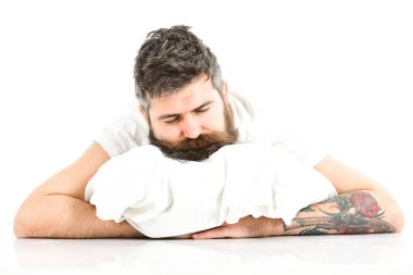 Uykulu hippi, uyumak istiyor. Sakallı hippi uykuya daldı.,