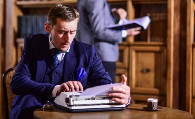 Yeni kitap üzerinde çalışan daktilo kullanan yazar ya da genç yazar