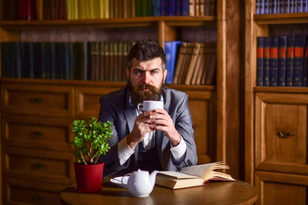 L'uomo sta leggendo un libro in un bar . — Foto Stock