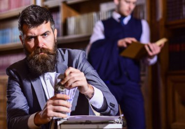 Sarı basın konsepti. Eski moda takım elbiseli adamın elinde para var..