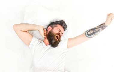 Adam iyi uyudu, beyaz arka plan. Enerjik adam konsepti.