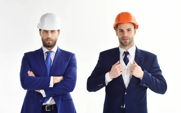 Ingenieros con barbas y caras serias. Construcción, ingeniería, concepto de éxito . —  Fotos de Stock