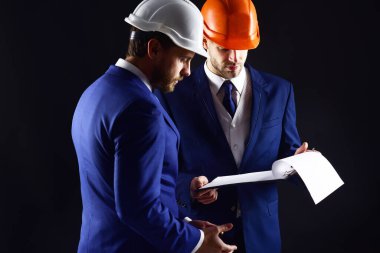 Siyah arka plan planları olan girişimci ve çalışan.