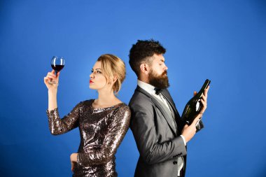 Şarapçılık ve kutlama konsepti. Birbirine aşık bir çift İtalyan alkolü tadacak.