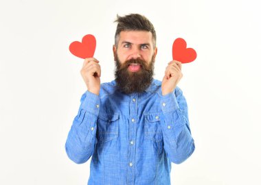Aşık hippi, suratında asık suratla Sevgililer Günü 'nü kutluyor.