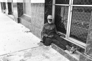Afrikalı Amerikalı yaşlı evsiz adam