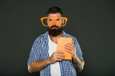 İnek şıkmış. İneklerin kitap tutması üzerine çalış. Ders notları olan üniversite erkek öğrencisi. Süslü gözlük takan kitap manyağı. Parti gözlüklü sakallı adam ders kitabıyla