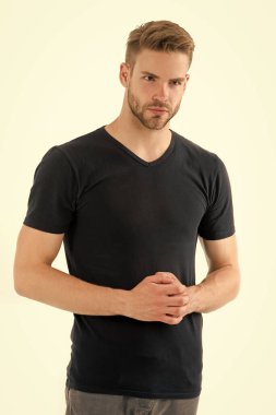 Vay be. Tıraşsız yüzlü, beyaz tenli kendine güvenen bir adam. Şık görünümlü bir moda adamı. Kendine güvenen sıradan görünüşlü bir adam. Kendi etiketin ol.