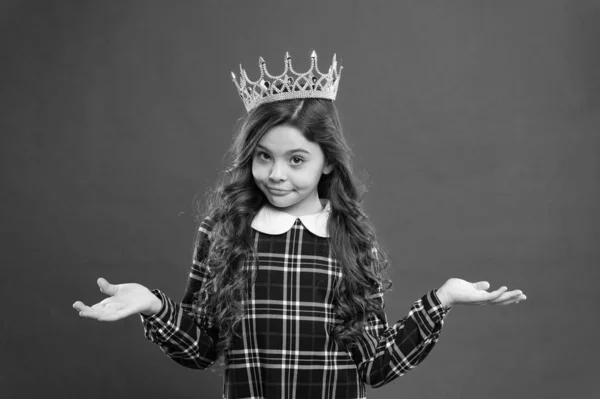 El mundo girando a mi alrededor. Los niños usan la princesa símbolo de la corona de oro. Todas las chicas soñando se convierten en princesas. Señorita princesita. Chica llevar corona fondo rojo. Concepto de niño mimado. Princesa egocéntrica — Foto de Stock