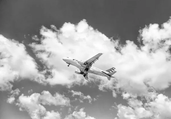 Flying plane in cloudy sky — Stock Photo, Image