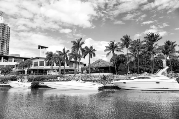 Yachts dans la baie de la marina miami à la plage sud avec ciel nuageux — Photo