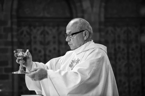 Prêtre catholique avec coupe de calice — Photo