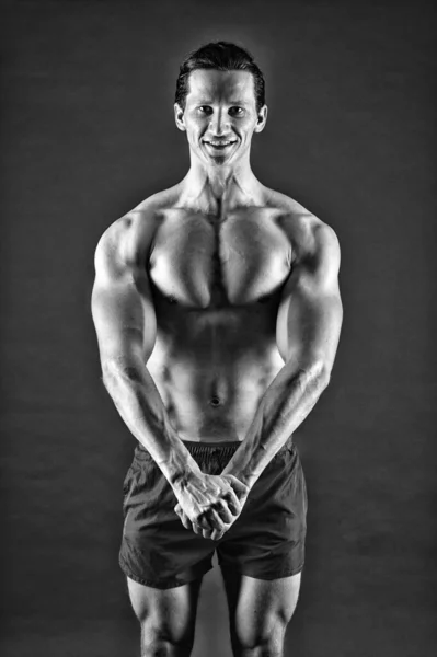 Homme athlète musclé se tenir avec confiance. Beau mec musclé poitrine. Fiers d'une excellente forme. Concept de bodybuilder musculaire. Sain et fort. Macho beau avec le torse musculaire. Améliorez vous — Photo