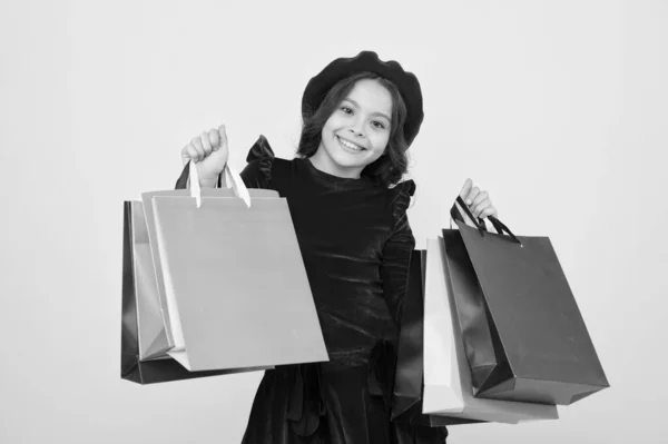 Καλά ψώνια στο διαδίκτυο. μεγάλη πώληση στο εμπορικό κέντρο. Χριστουγεννιάτικα δώρα γενεθλίων. Παγκόσμια ημέρα των παιδιών. μικρό κορίτσι με τσάντες για ψώνια. Ευχαριστώ για την αγορά. Μέθοδος πληρωμής — Φωτογραφία Αρχείου