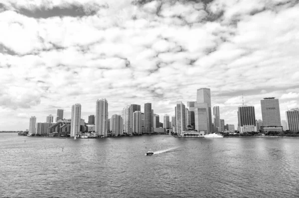 Flygfoto över Miami skyskrapor med blå molnig himmel, båt segel — Stockfoto