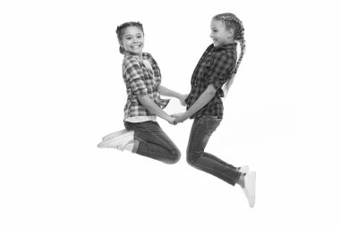 En iyi arkadaş kıyafeti. Kız arkadaşlar benzer kıyafetler giyer. Aynı saç stili kanekalon örgüleri vardır. Beyaz arka plan. Kız kardeşler gibi giyinmiş. En iyi arkadaşınla benzer giyin. Arkadaşına uygun giyin.