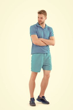 Sporcu beyaz üzerine izole edilmiş. Aktif giyimli ve uzun ayakkabılı bir adam. Sağlıklı yaşam tarzı için kişisel antrenör. Formda ve kendinden emin. Spor modası. Eğitim ve egzersiz aktivitesi