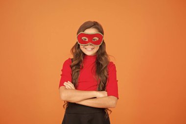 Gizemli misafir. Maske takan bir kız. Etkinlik ve eğlence. Parti kutlaması. Anonim olarak halka açık bir etkinliği ziyaret et. Yeni yıl partisi. Karnaval partisi. Maskeli balo konsepti. Çocuk maske takıyor.
