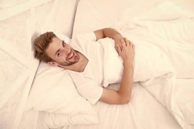 İyi bir ruh hali içinde uyandım. Adam yatakta kül suyu. Sabah erken kalk. Adam dinlenme beyaz yatak odası. Evde rahat bir hafta sonu. Rahatlama zamanı. Mutlu adam günaydın. Erkek sağlığı konsepti. Güne güzel bir başlangıç.