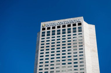 Miami, ABD - 29 Şubat 2016: Kıtalararası Otel. Mavi gökyüzünde yüksek bir bina. Seyahat işi. Kalacak yer endüstrisi. Kalacak yer ve tatil köyü. Seyahat ve seyahat tutkusu