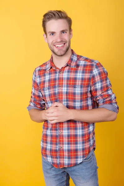 Homem feliz em camisa quadriculada no fundo amarelo. sexy e confiante. Estilo casual de rapaz. barbeiro com penteado legal. modelo de moda em camisa. verão e primavera coleções masculinas. ser feliz — Fotografia de Stock