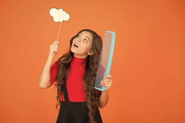 İletişim. Karışık saç. İlham saç stili yaratır. Saç için fikir. Sinir bozucu karışıklıklardan kurtul. Uzun saçlı kız tarak ve konuşma baloncuğu tutuyor. Kuaför salonu. Savaş saçı. Biçim ipuçları