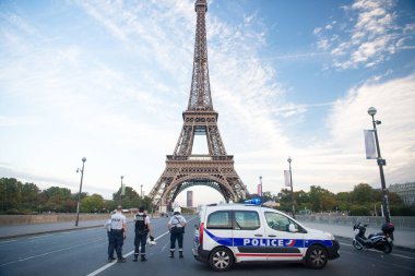 Paris, Fransa - 29 Eylül 2017: Eyfel kulesinde barikat. Polis memurları ve devriye aracı. Polis arabası ve motosiklet. Güvenlik barikatı. Trafik kontrol noktası. Şehir tecrit altında