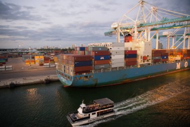 Miami, ABD - 01 Mart 2016: Bayride Gemisi. Yolcu gemisi kargo gemisi boyunca yüzüyor. Keyif teknesi. Gezinti teknesi gezisi. Tur ve gezi. Seyahat hedefi