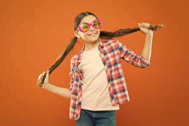 Kız gözlük takıyor. Polarizasyon daha çok tercih ederken ultraviyole koruma hayati önem taşıyor. Görme ve görme yeteneği. Çocuk mutlu iyi görme. Yaz aksesuarı. Görme ve göz sağlığı. Görme yetisini geliştir