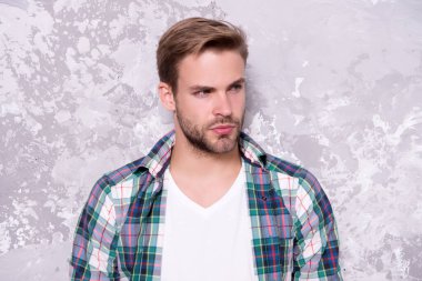 Daha iyi sonuçlar için cilt bakımı rutini. Yakışıklı, soyut bir geçmişi var. Tıraşsız yüzlü bir adam. Günlük cilt bakımı. Cilt bakım ürünleri. Cilt bakım alışkanlığı. Erkekler cilt bakımı