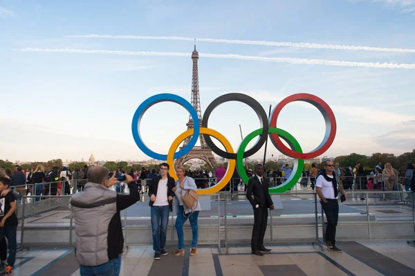 Paris, França - 29 de setembro de 2017: anéis olímpicos no fundo da torre Eiffel. Símbolo dos Jogos Olímpicos. Atracção turística. Destino de viagem. Férias de verão e férias — Fotografia de Stock