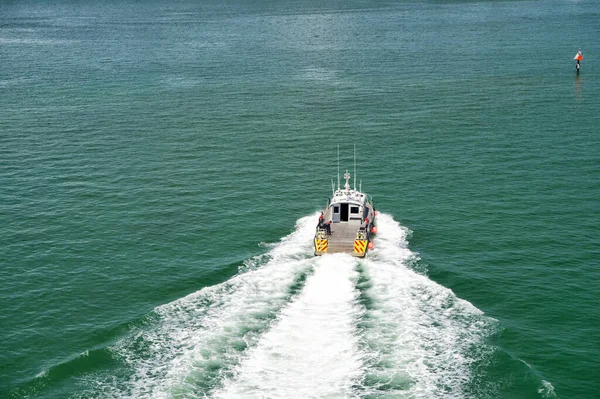 Miami, EE.UU. - 29 de febrero de 2016: barco en el mar. Una nave rápida. Transporte marítimo y transporte. Aventura y descubrimiento. Viajar y viajar. Viaje y viaje. Wanderlust. Vacaciones de verano — Foto de Stock