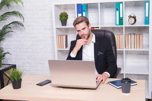 Navegar por información de negocios. Empresario hacer negocios en línea. Un hombre guapo trabaja en la computadora en la oficina. Comunicación empresarial. Red de negocios. Nueva tecnología. Comercio electrónico. Con fines comerciales — Foto de Stock