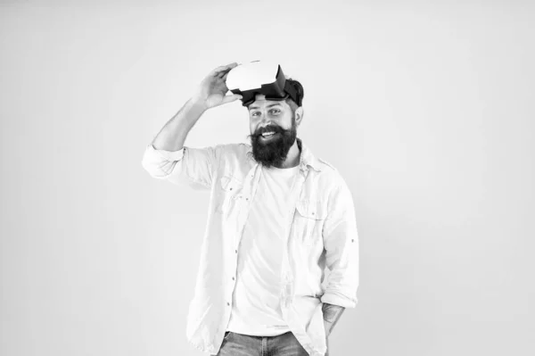 Цифровий простір. Розваги. Тестування програмного забезпечення. Бородатий чоловік жовтий фон vr окуляри. Створити власну реальність. Цифрове майбутнє та інновації. Розвиток цифрових технологій. Обмежена бібліотека додатків — стокове фото
