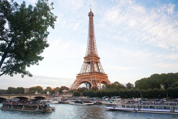 Paris, Fransa - 29 Eylül 2017: Seine nehir turları ve Eyfel kulesi. Tekne gezintisi. Su kenarı gezileri. Gezi turu. Manzara ve işaretler seyahat eder. Seyahat ve seyahat tutkusu. Yaz tatili — Stok fotoğraf