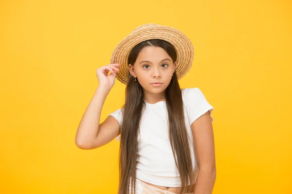 Tutto deve essere perfetto. moda bambino e bellezza. infanzia felice. concetto di raccolta e allevamento. calda giornata primaverile. bambino con cappello da spiaggia di paglia. vacanze estive e vacanze. ottimo umore e tempo libero — Foto Stock