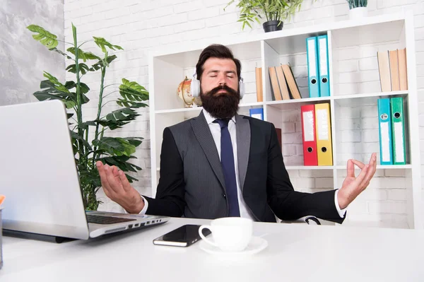 Gestión de crisis. Concepto de inspiración. Jefe en su lugar de trabajo. Administrador con auriculares escuchando melodía pacífica. Relajante y calmante. Salud mental. Ejercicios de calma. Actividades de sosiego — Foto de Stock