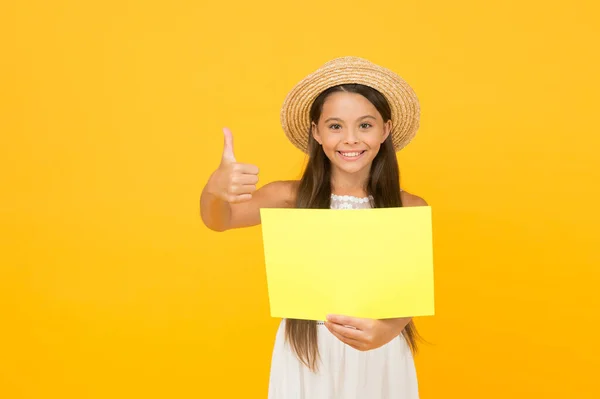 Concepto de viaje. Traje de vacaciones de verano. Publicidad espacio de copia. Todo tipo de actividades, deportes y excursiones culturales. Chica adolescente moda de verano. Pequeña belleza en sombrero de paja. Campamento de verano para niños — Foto de Stock