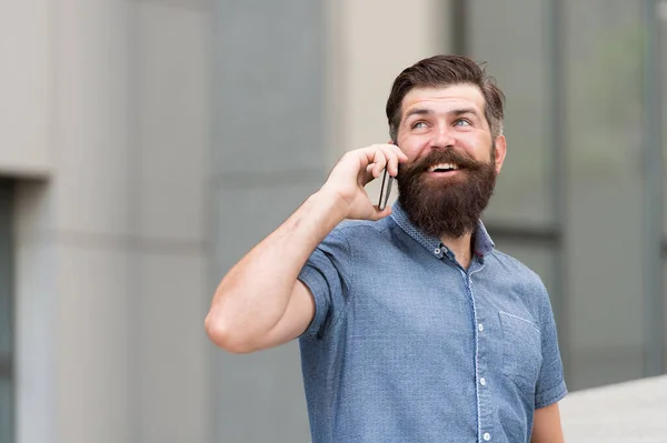 Llama al taxi. Comunicación móvil. Entendido. Conversación de negocios. Hombre con smartphone. Elegante hombre guapo con cerdas al aire libre. Hombre con camisa casual mantenga el teléfono inteligente. La vida moderna. Negocio ágil — Foto de Stock