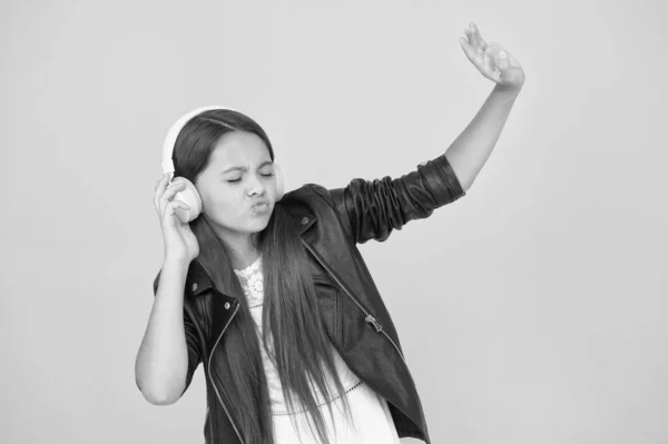 Enamorado del sonido estéreo. Disfrutando cada nota. Educación musical. Creación y distribución de música. Sabor musical. Accesorio musical. Tienda de artilugios. Pequeña niña escuchando música auriculares inalámbricos — Foto de Stock