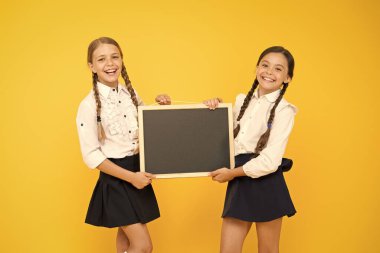 Şuna bir bak. Okul kız sevimli öğrenciler tahta kopya alanı tutun. Okul duyurusu konsepti. Sınıf arkadaşları girişim ekibi sarı arka plan. Okul kulübüne katıl. Öğrenciler topluluğu. Okul programı