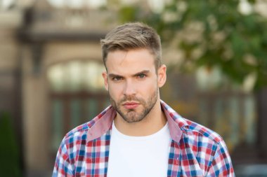 Yakışıklı ve çekici. Yakışıklı bir genç adam görünüşü. Yakışıklı adam şehir dışından. Sıradan bir tarz. Moda trendleri. Erkekler tımar ediliyor. Düzgün bir cilt bakımı. Berber dükkanı. Sakallı ama yakışıklı.