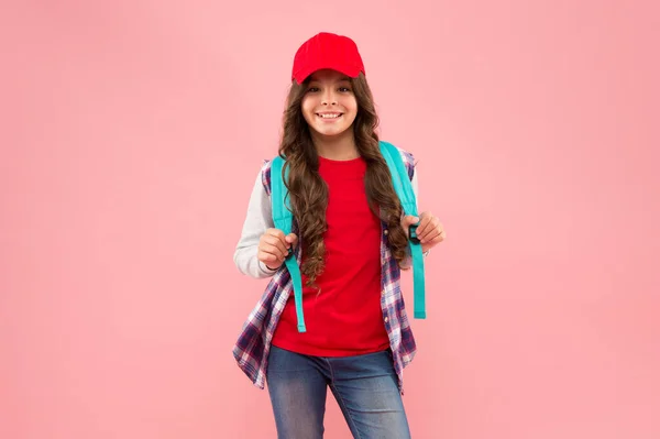 A escola é fixe. Criança feliz de volta à escola. Escola menina levar mochila fundo rosa. Aluno da escola primária. Educação e estudo. Dia do conhecimento. 1 de Setembro. Inicialização. Licenciatura — Fotografia de Stock