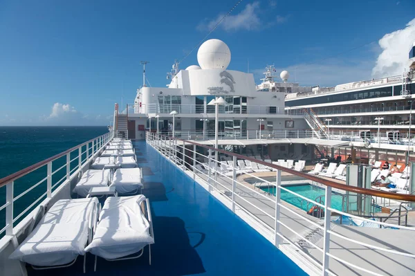 Miami, USA - 31 december 2015: Eurodam cruiseschip. Zwembad en zonneterras buiten. Ligstoelen. Zonnen en zwemmen. Recreatie en vakantie. Plezier van cruisevakantie met Holland America — Stockfoto