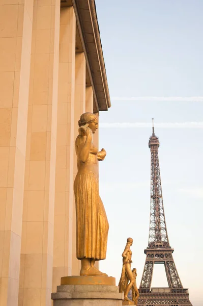 Paris, Fransa - 29 Eylül 2017: arka planda Eyfel kulesi olan altın heykeller. Mimarlık ve sanat. Mimari yapı ve inşaat. Turistik bir yer. Seyahat ve keşif — Stok fotoğraf